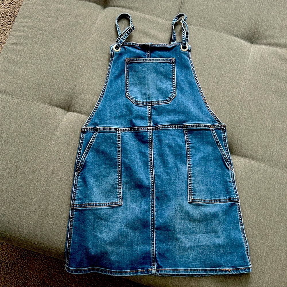 Girls dress. Jeans pinafore. Slim cut.